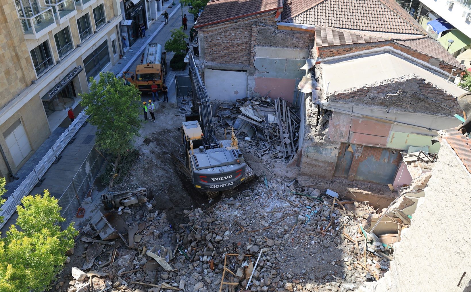Δήμος Λαρισαίων: Κλείνει τμήμα πεζοδρόμων λόγω εργασιών κατεδάφισης μπροστά από το Αρχαίο Θέατρο